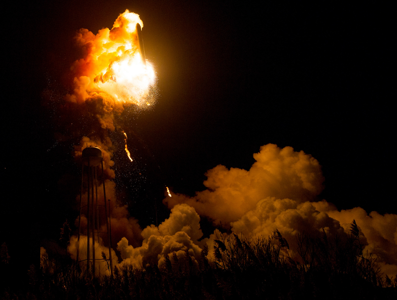 Illustration for article titled Publican fotos inéditas de la espectacular explosión del cohete Antares